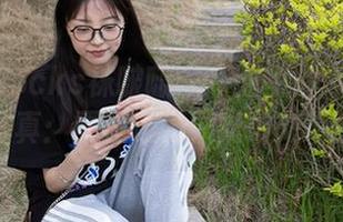 BoBoSocks袜啵啵 – 小甜豆的紫色油亮丝袜写真：原图曝光，光影交织的秘密