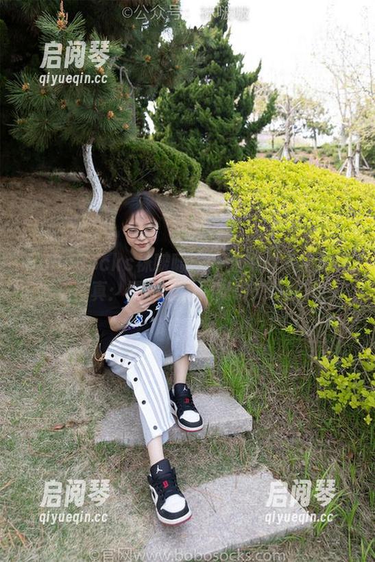 BoBoSocks袜啵啵-小甜豆 BoBoSocks袜啵啵 - 小甜豆的紫色油亮丝袜写真:原图曝光,光影交织的秘密