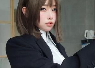 又被K酱的裤里丝cos惊艳到，真是个小妖精！
