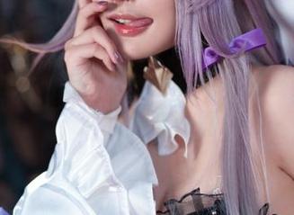 在Machi马吉的护士写真中，感受角色扮演的极致妖媚