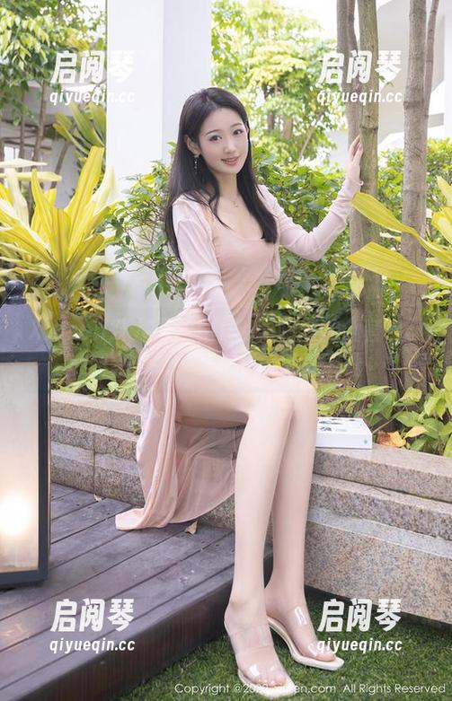 Xiuren秀人网-Elise谭晓彤 Xiuren秀人网 - Elise谭晓彤的全套白丝图集:每一张都是轻柔的耳语