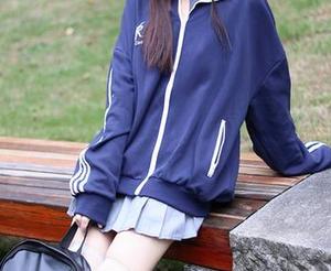 Xiuren秀人网 – 被林文文的短裙美图征服，谁说短裙只有夏天才能穿？