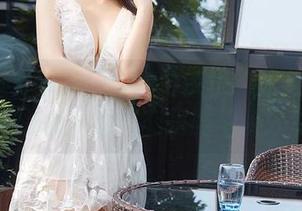 YouMi尤蜜荟 – YOYO优优的泳装作品集：色彩与波纹交织的浪漫分享