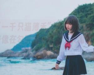 精选“一千只猫薄禾”作品：总觉得那条灰丝好像在勾引我，真是个狡猾的小东西。