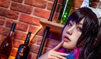 最新写真！一笑芳香沁教你如何用眼镜撩人