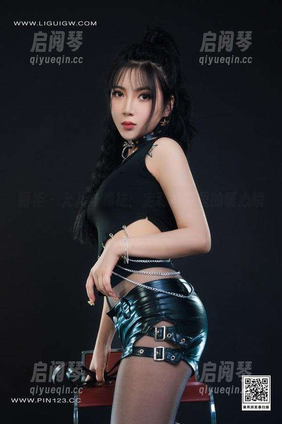 丽柜 - 允儿与棉袜：定制写真里的暖心瞬间