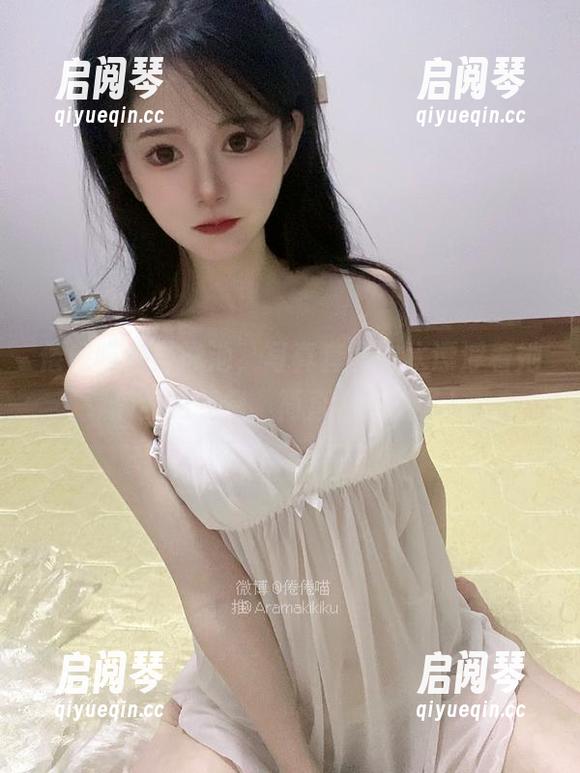 倦倦喵卷进泳池，写真套图中水漂浮着她懒散的气息，简直太可爱了！