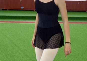 初夏女神 – 显眼包背后的故事：安妮的写真集分享厘清时尚新意！