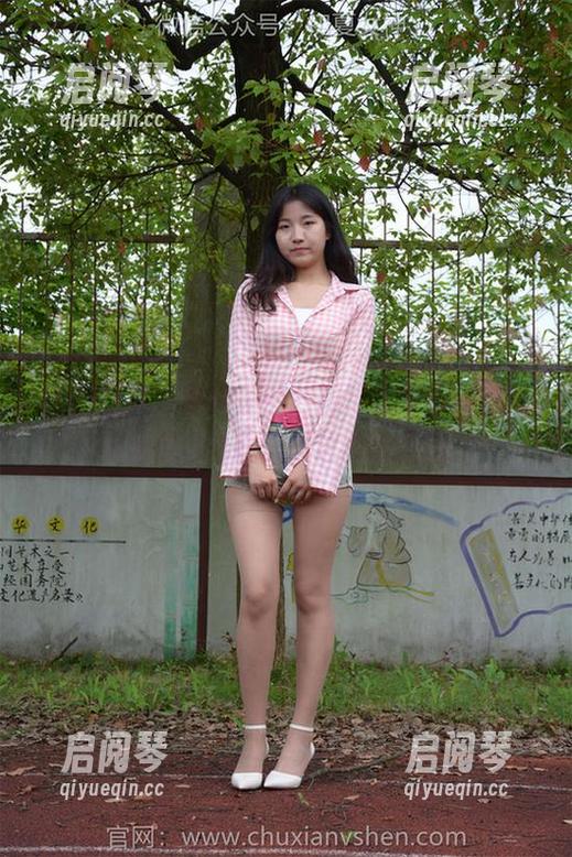 初夏女神-环环 初夏女神 - 看环环的制服写真原图,突然觉得自己也想试试这样的风格。
