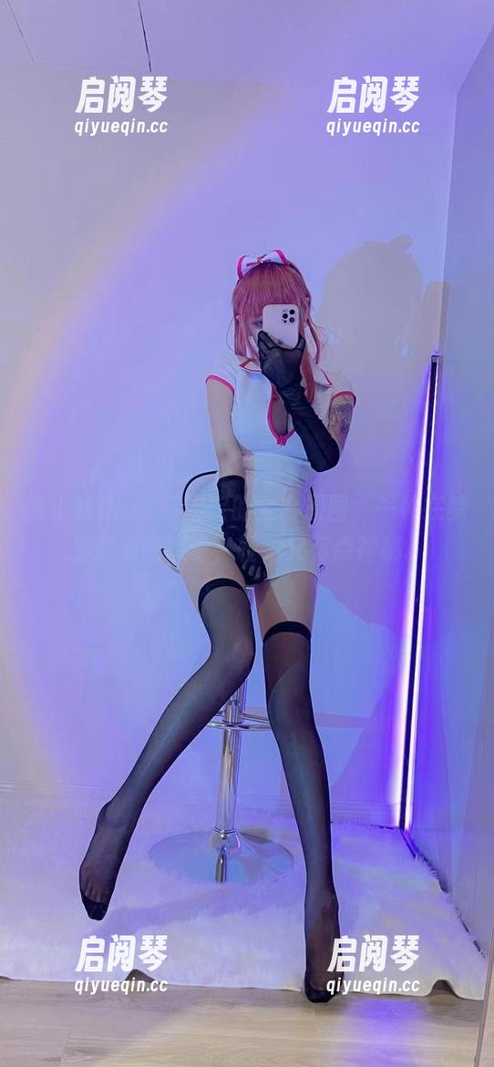 啾小妍Deer 啾小妍Deer与妍宝的全套原图,一种在梦里邂逅的感觉,轻柔又有点神秘。