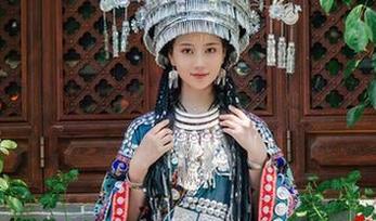 年年Nnian的免费裸足写真：脚趾间的小秘密，你敢来探索吗？