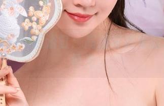 年年Nnian的浴缸：高清写真里的水珠与柔光