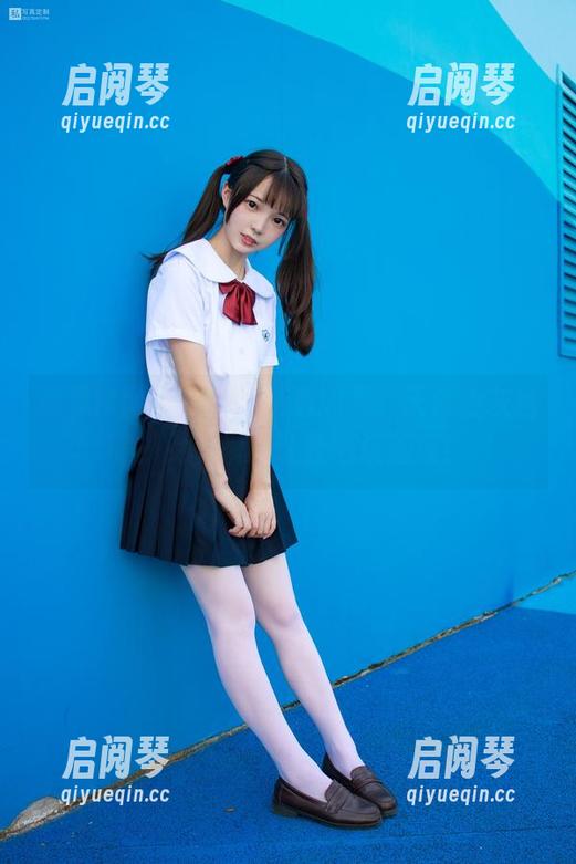 森萝财团 - 小香的精选图包，天台上灰丝美少女，瞬间让我心跳加速！