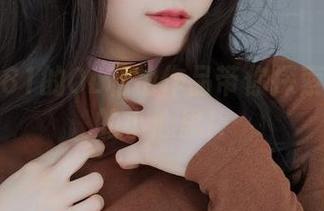 让白银81的OL私拍作品带你探索内衣里的小心思！