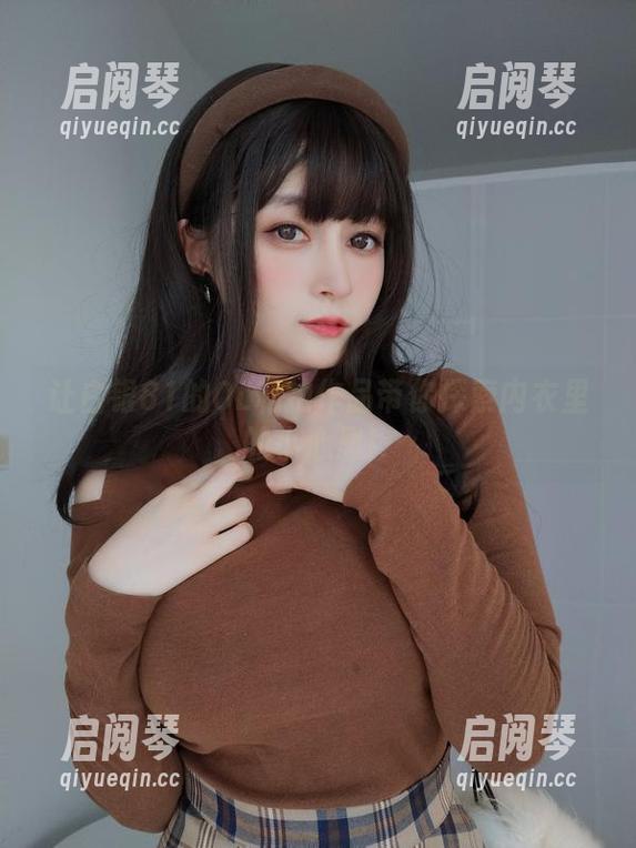 让白银81的OL私拍作品带你探索内衣里的小心思！