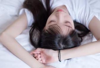 在无圣光中找寻光芒：祖木子礼服写真，难道这是隐秘的魅力？