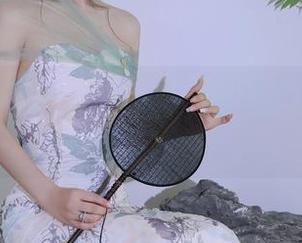 秀人网 – 探秘Kikibaby浴缸图包：水面下的轻柔情愫