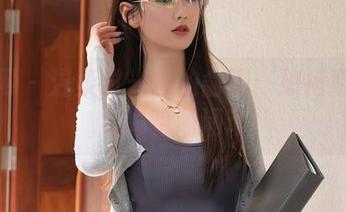秀人网 – 温柔时光里的俞漫：旗袍照片合集的暗潮涌动