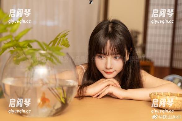 秋山AkI的修女作品集：在光影中寻找纯粹与狂野