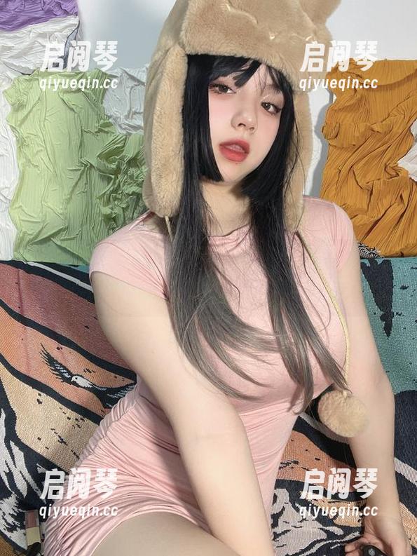 葱油饼er 微密圈 - 葱油饼er写真套图:黑与白之间的调皮互动