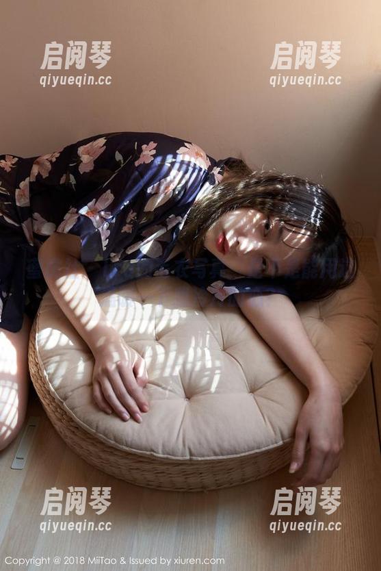 蜜桃社-Lra 蜜桃社 - Lra的毛衣写真:是不是能用这温暖一下我冷冷的心?