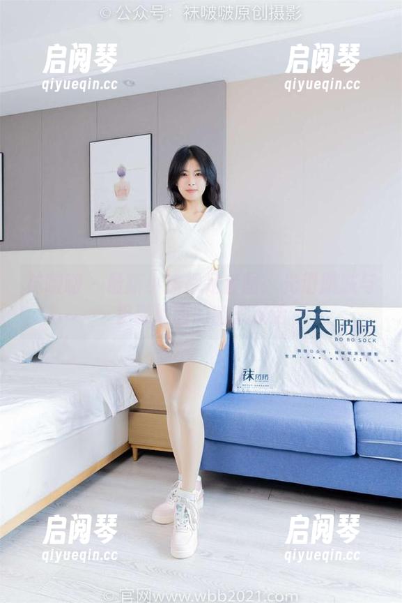 袜啵啵-小沫 袜啵啵 - 最新小沫裸足套图:光滑肌肤与粗糙地面的幽默对话