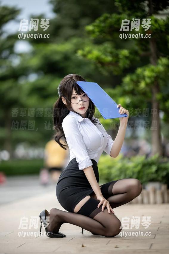 香草喵露露 香草喵露露厨娘系列作品集:光影交错中的原图,让人忍不住幻想,就像在厨房里偷吻!