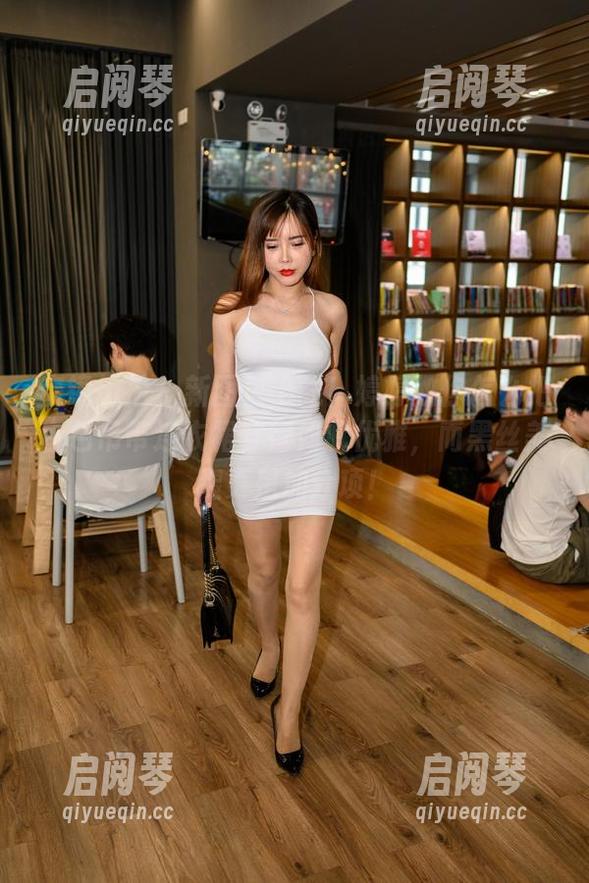 魔镜街拍-婷婷 魔镜街拍 - 新图包上线!婷婷教你怎么把白色吊带连衣裙穿得如此优雅,而黑丝美腿更是加分项!