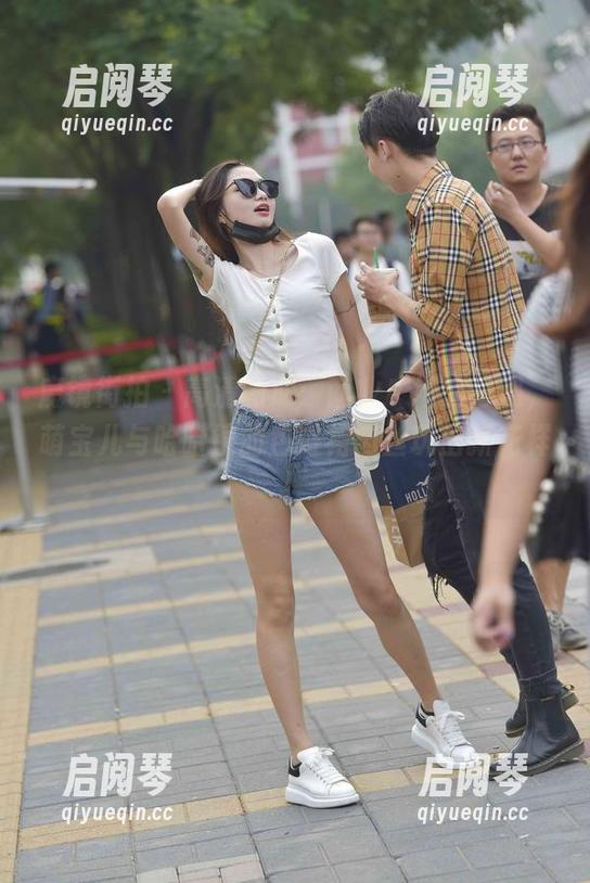 魔镜街拍 - 高清图册：商业广场的奇遇，萌宝儿与哈哈镜的包臀裙肉丝玩出新花样！