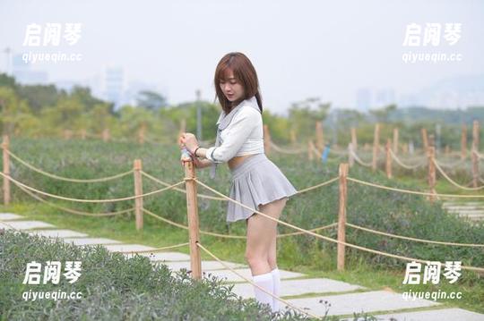魔镜街拍 制服包臀裙小姐姐在魔镜街拍教室的创造性发挥,图片真的不容错过!