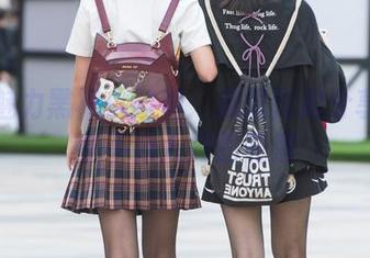 性感魅力黑裙小姐姐：魔镜街拍分享中那些不为人知的花絮